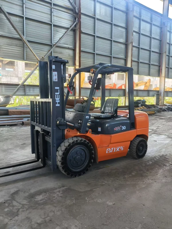 3 Ton Hydraulic Diesel Forklift with 2.1m Rise Two Stage Mast Pneumatic Tires for Warehouse Handling