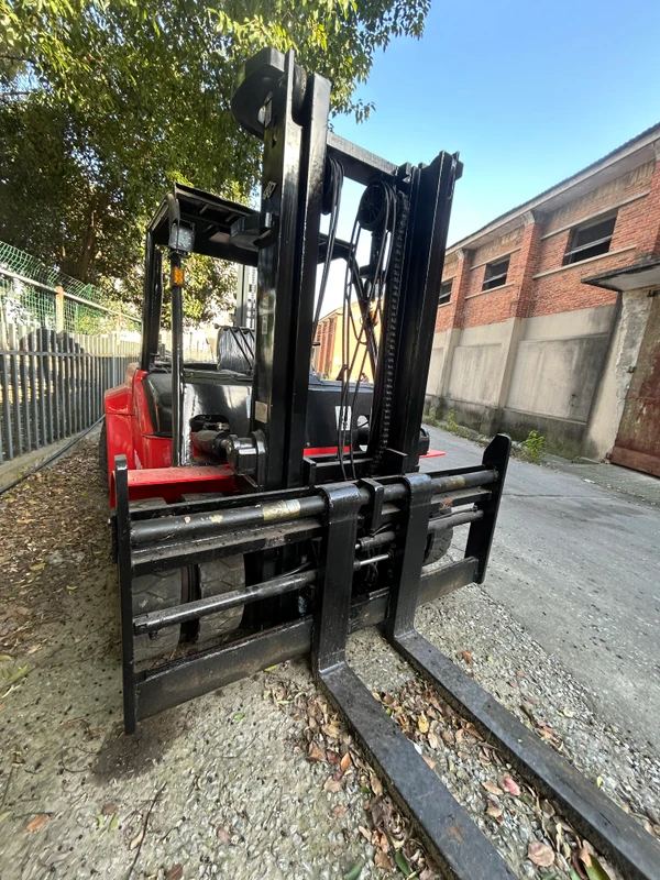 Used Diesel Manual Three Stage Mast Forklift Adjustable Forks 1220 1820mm Pneumatic Tires Seated Operation RWD 3000mm Fork